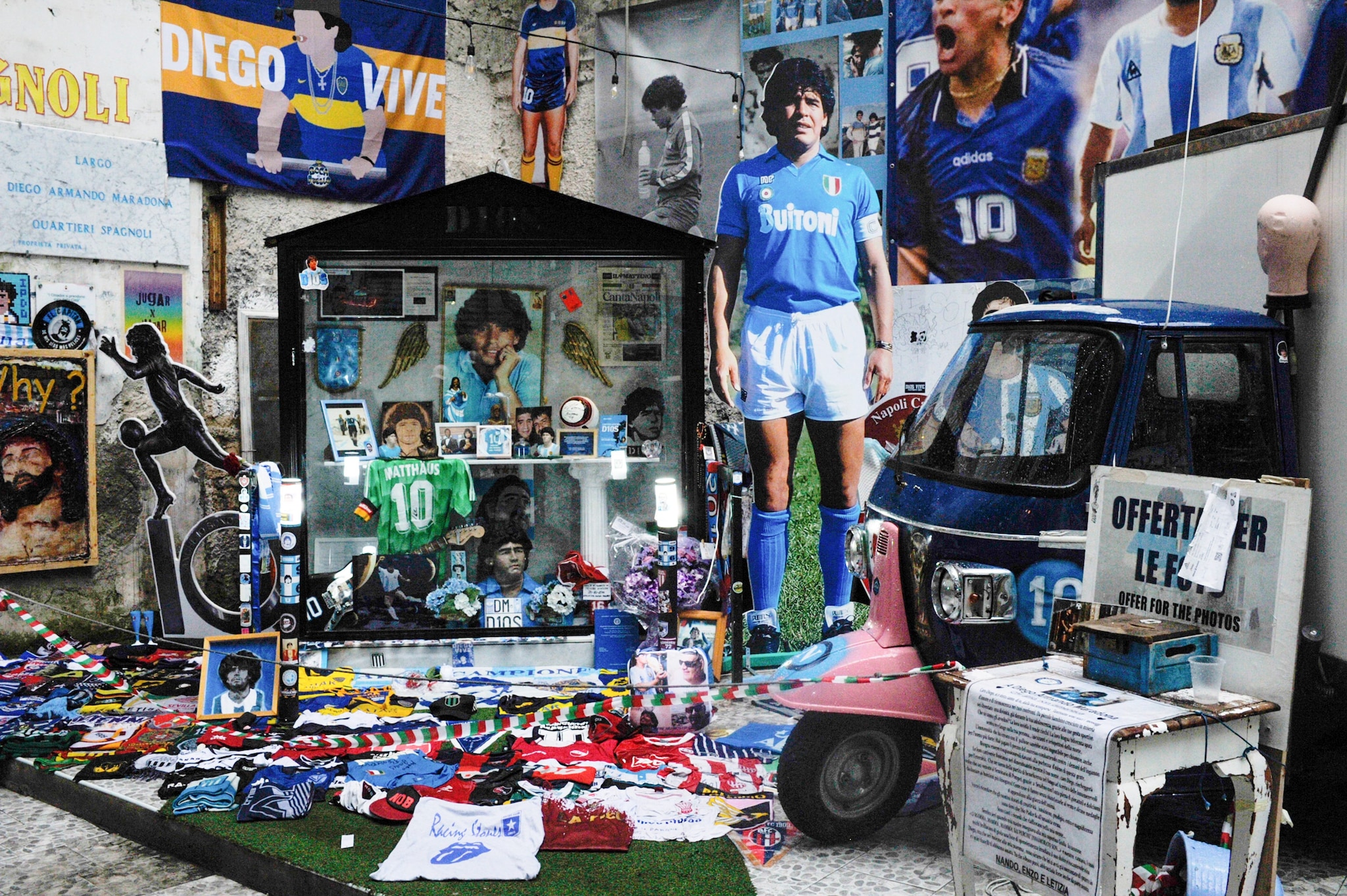 All’interno di Largo Maradona, il "Santuario" dedicato al calciatore scomparso