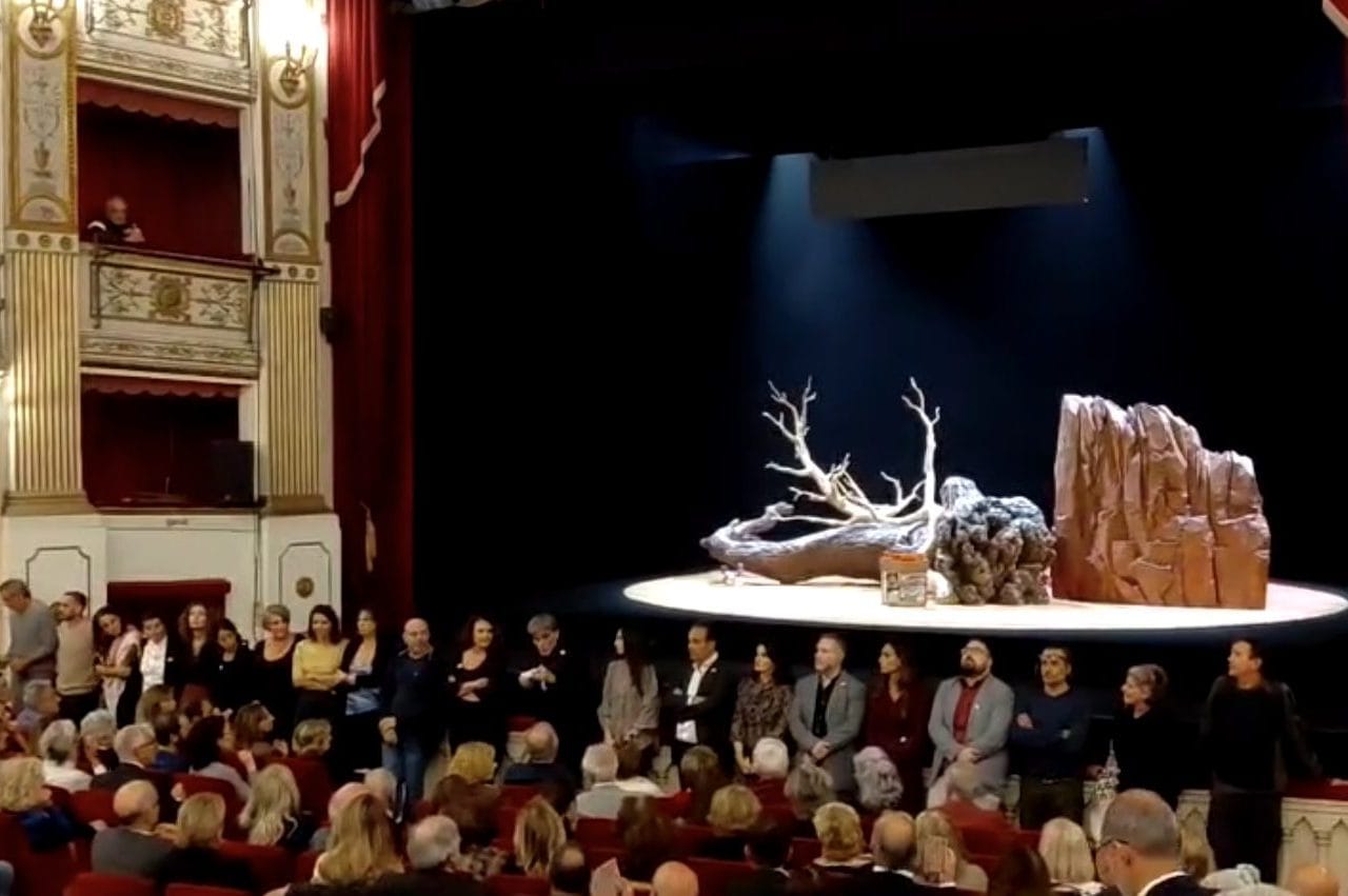 I lavoratori del Teatro Mercadante leggono documento per la Palestina alla prima della stagione: lungo applauso