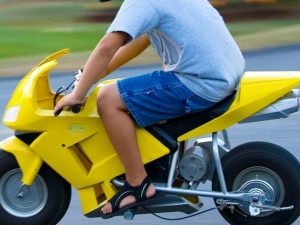 Napoli, 13enne sfreccia su minimoto illegale ai Decumani facendo lo slalom tra i turisti: denunciato il padre
