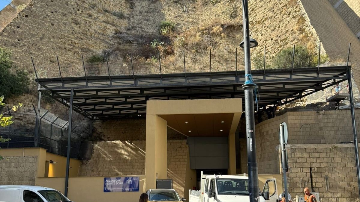 L’ascensore del Monte Echia chiuso per le verifiche dopo il crollo dei calcinacci (Foto: Fanpage.it)