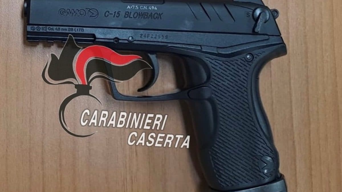 La pistola scacciacani sequestrata alla donna