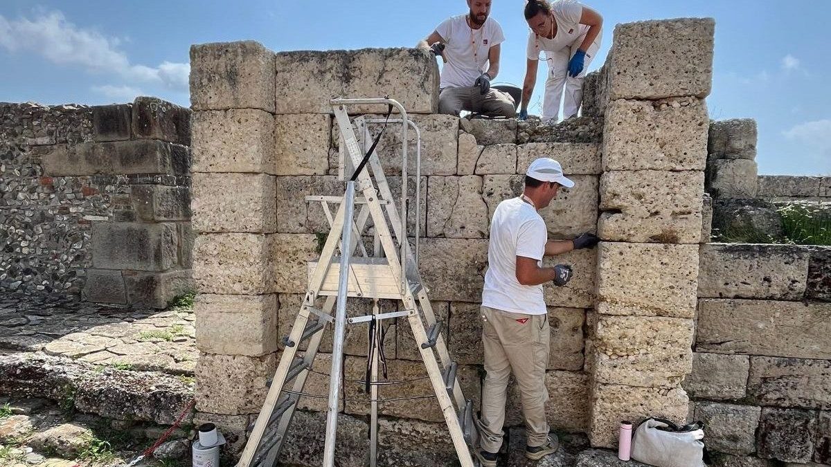 Il restauro di Porta Marina Sud. Foto / Parchi archeologici di Paestum e Velia