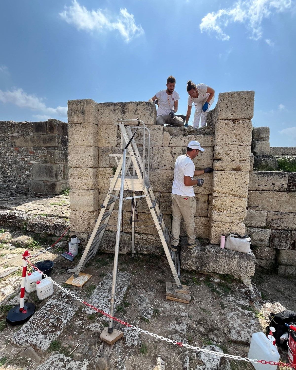 I lavori di restauro alla Porta Marina Sud di Velia. Foto / Parchi archeologici di Paestum e Velia