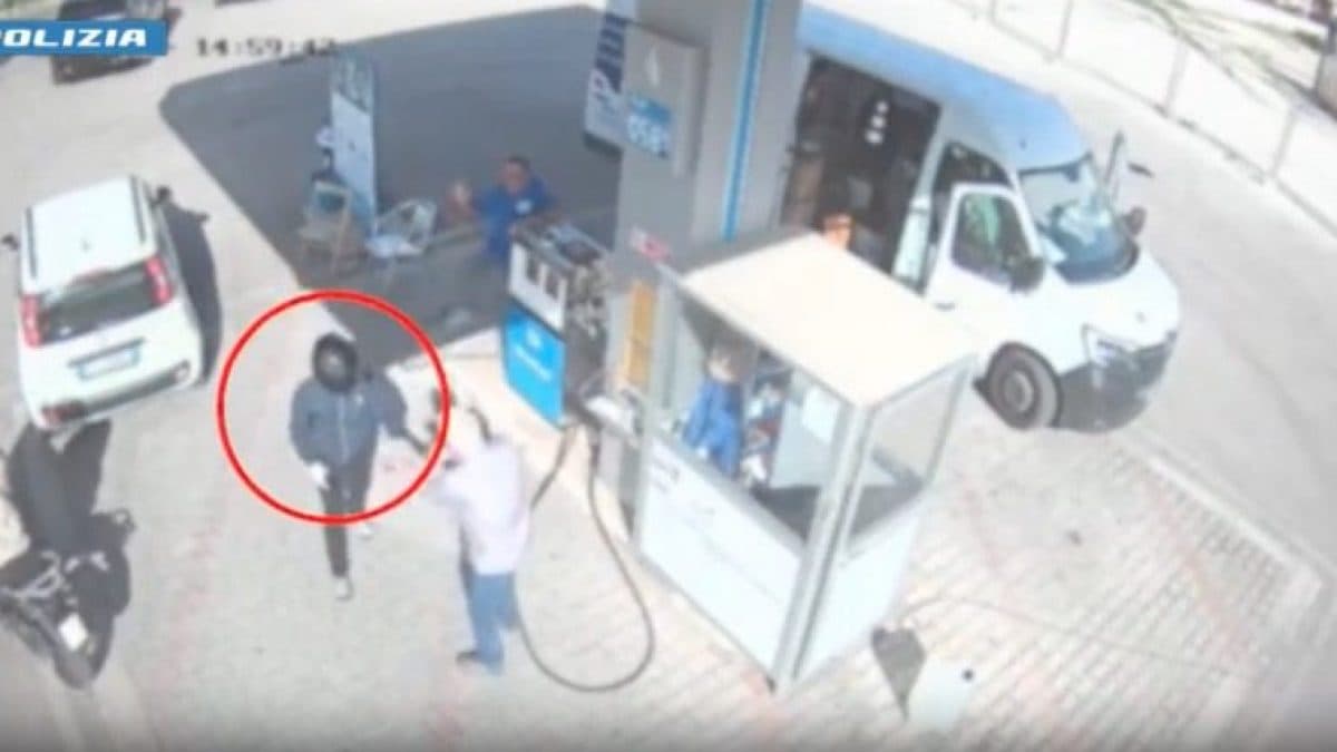 Una delle rapine, ripresa dalle telecamere del distributore di carburante