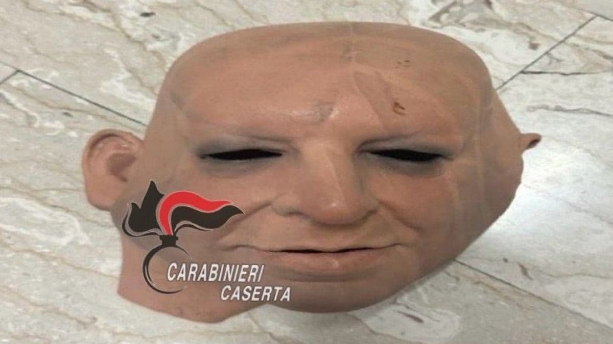 Una delle maschere utilizzate per la rapina a Marcianise (Caserta)