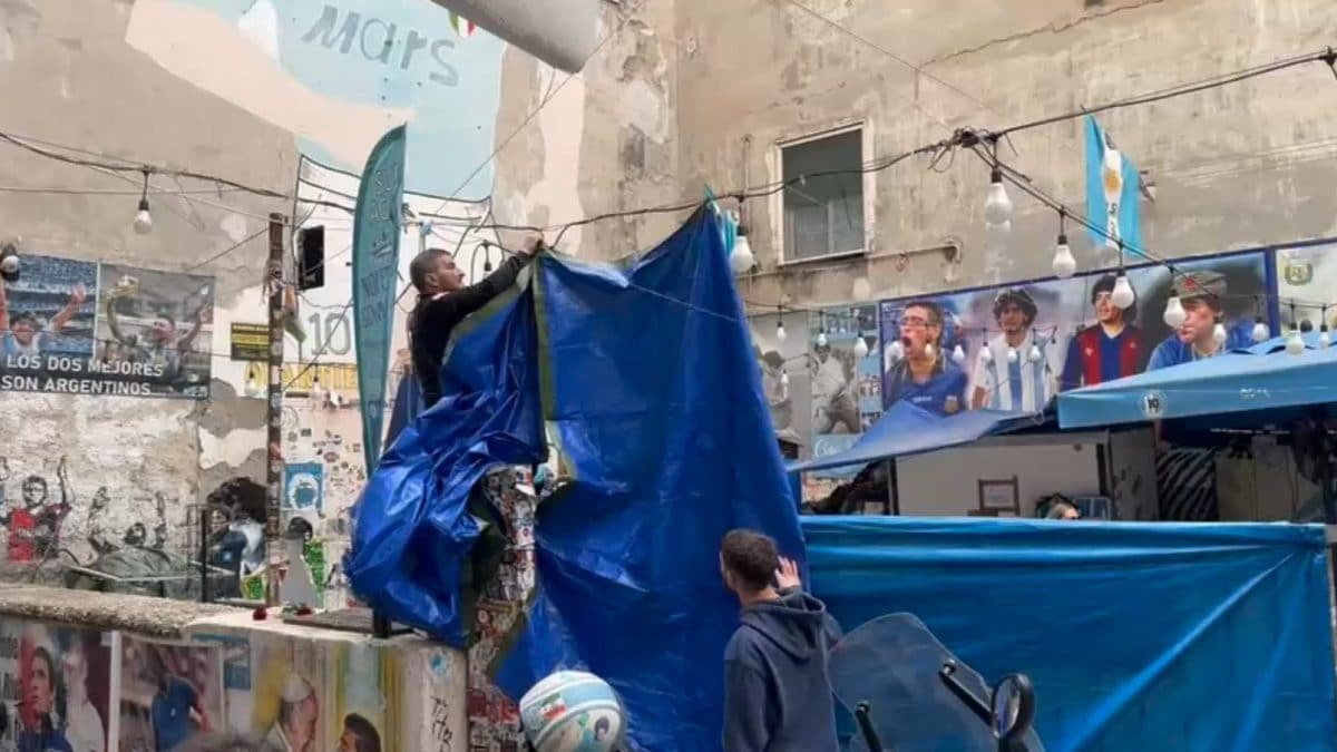 La rimozione dei teli installati per protesta al Largo Maradona ai Quartieri Spagnoli