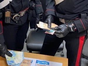 Spende soldi falsi alla sagra della castagna in Irpinia: in tasca aveva 650 euro contraffatti
