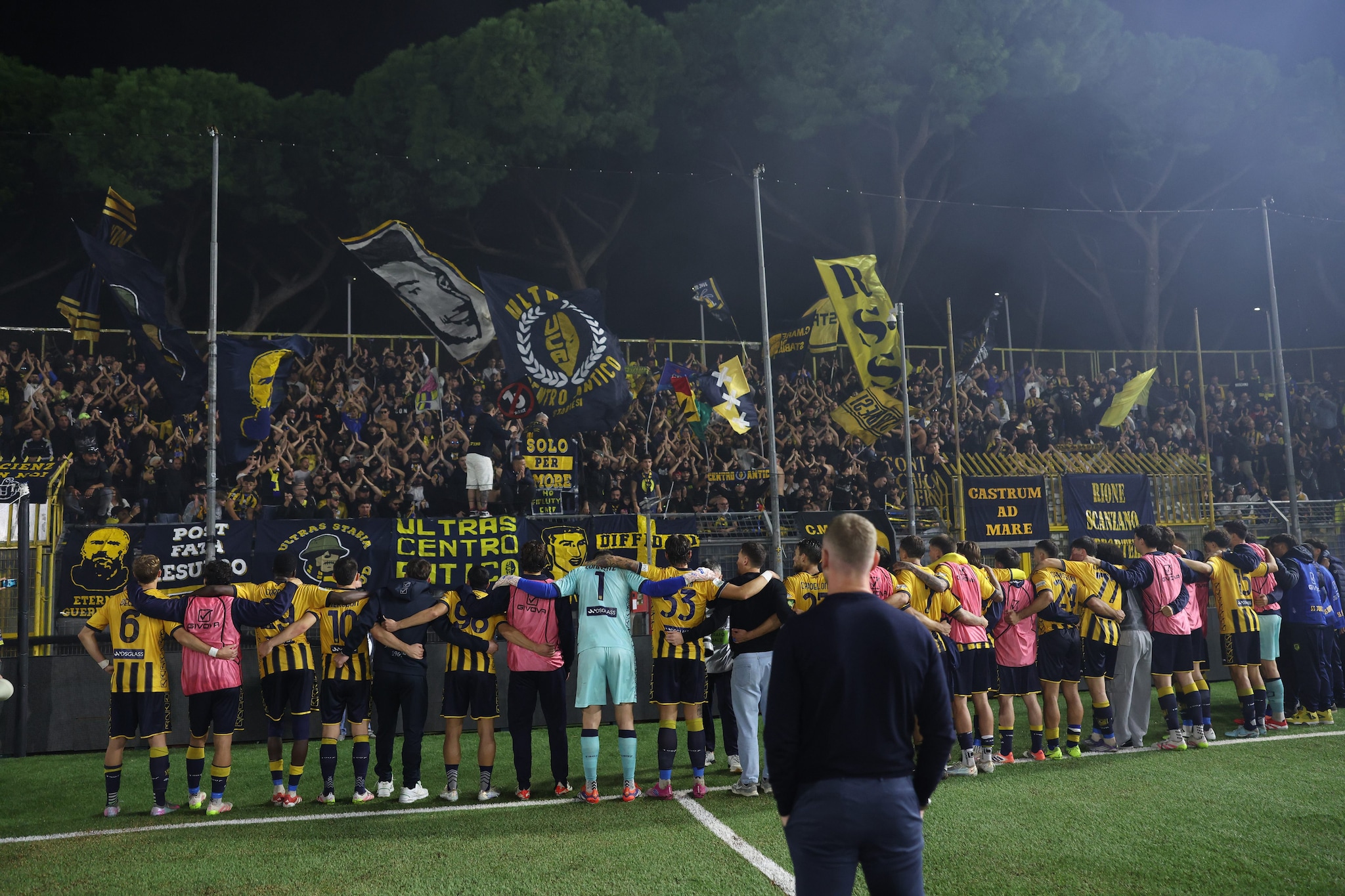 La squadra in festa coi propri tifosi dopo la vittoria nel derby con l’Avellino di sabato 18 ottobre