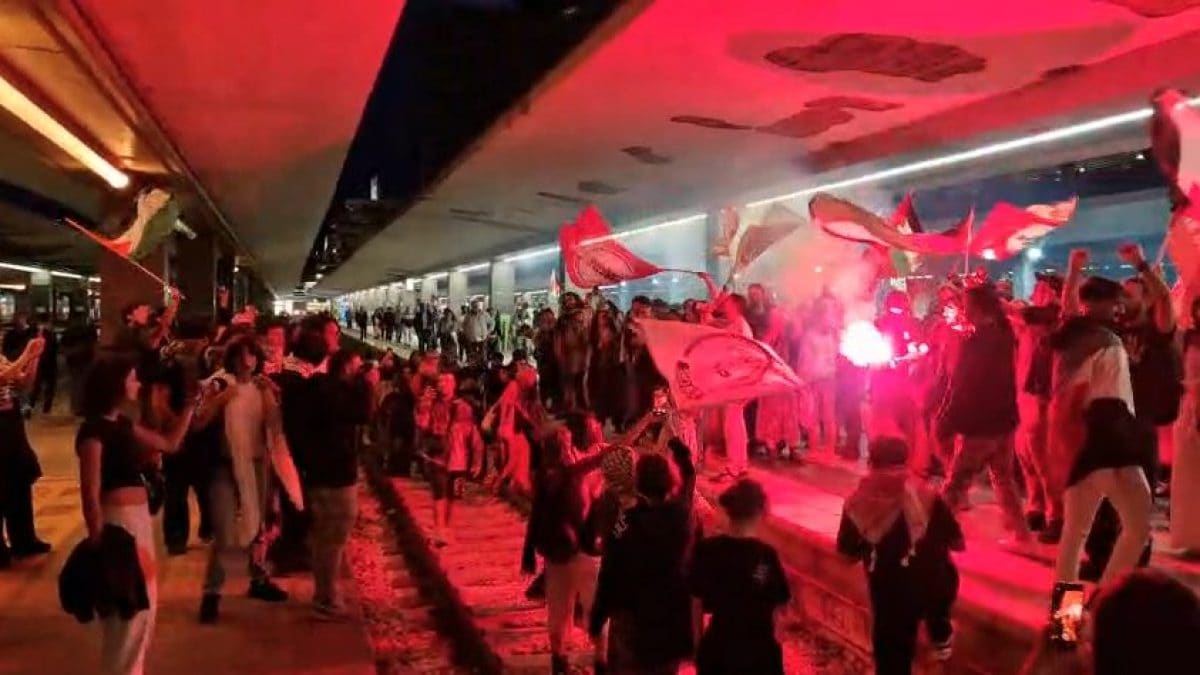 I binari occupati a Napoli.