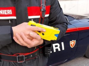 Morto dopo l’uso del taser a Napoli: Anthony Ehogonoh colpito con due scariche, i primi risultati dell’autopsia