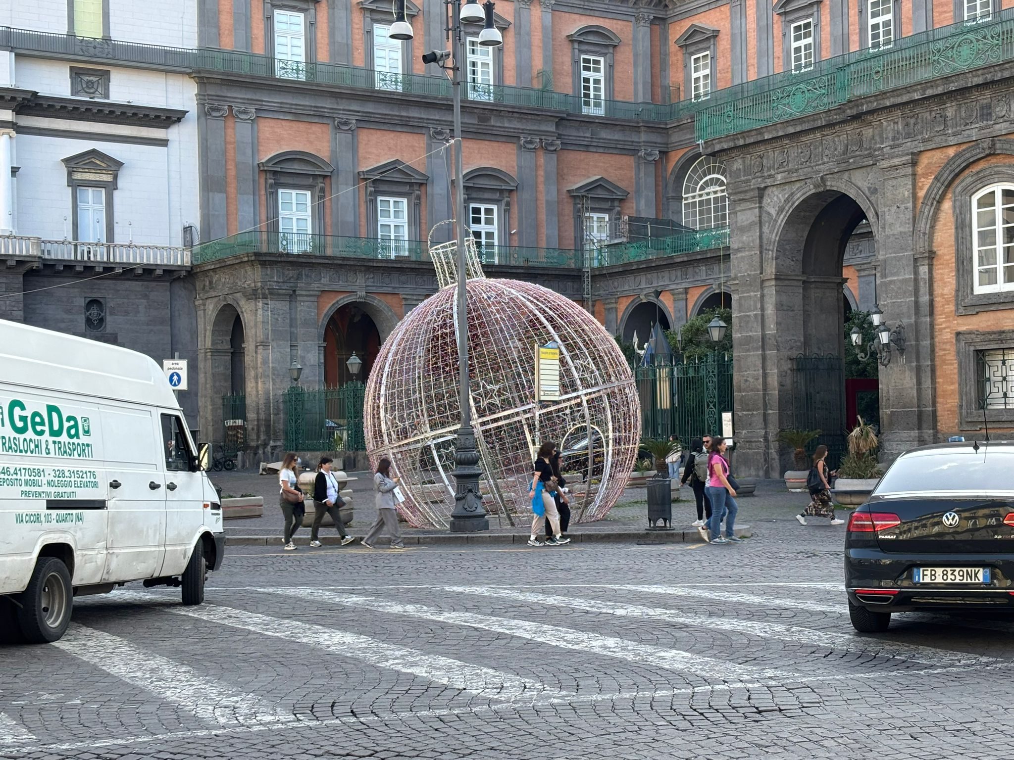 La palla di Natale in piazza Trieste e Trento