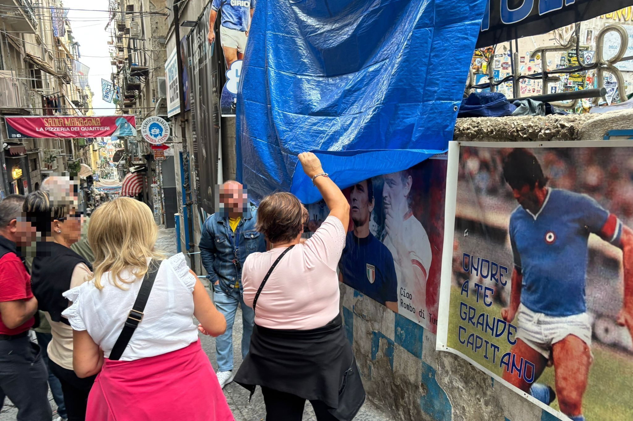 Turisti delusi ai Quartieri Spagnoli per la chiusura di Largo Maradona / Foto Fanpage.it