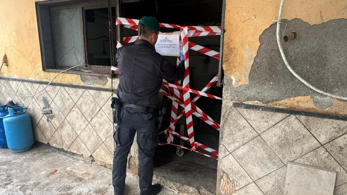 Il laboratorio abusivo sequestrato dai finanzieri