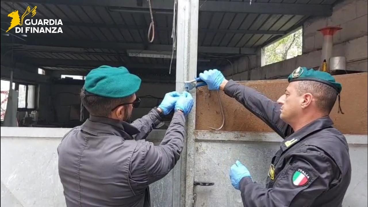 I sigilli al laboratorio di Striano posto dai finanzieri