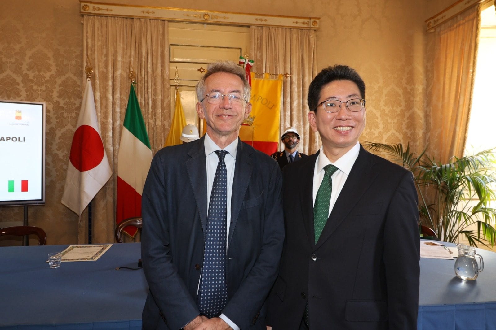 Il sindaco di Napoli Gaetano Manfredi e il sindaco di Kagoshima Shimozuru Takao