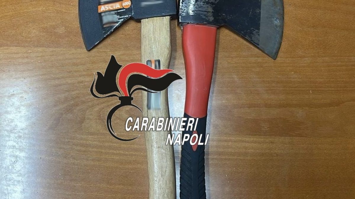 Le asce sequestrate dai carabinieri a Pozzuoli