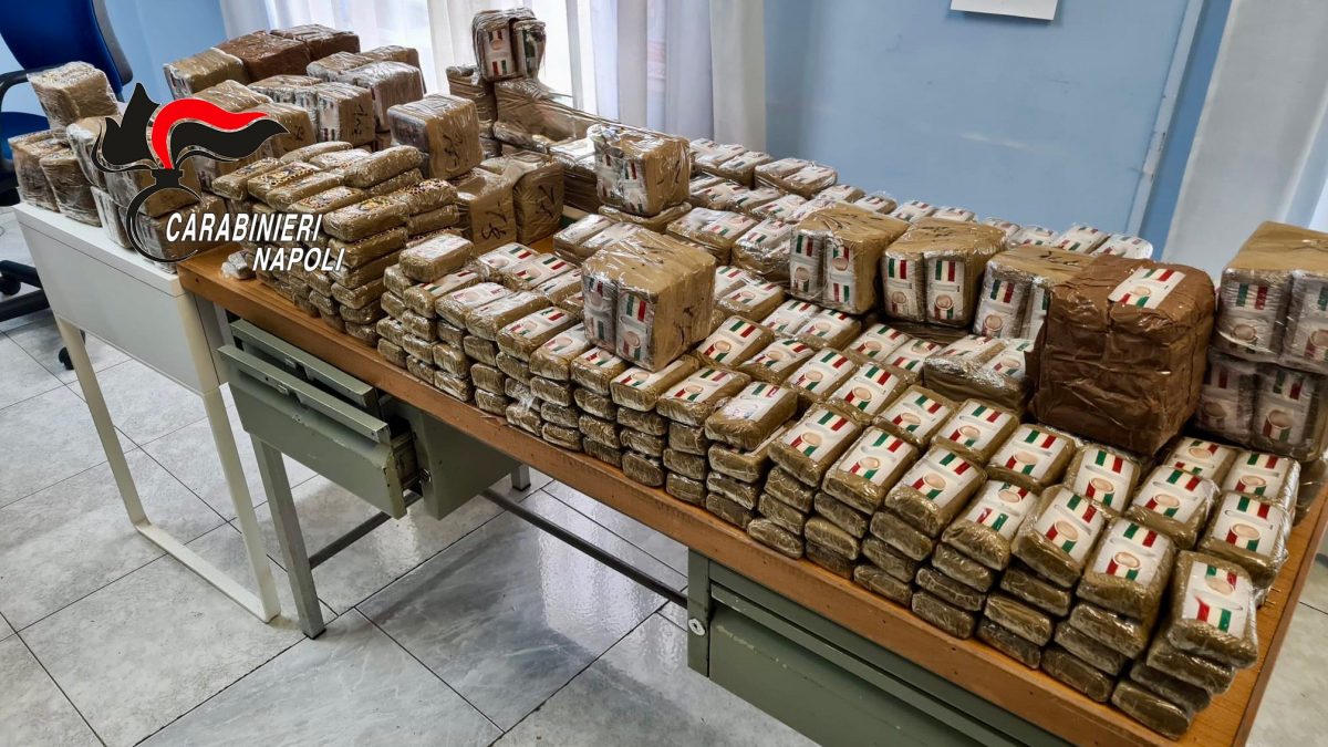 I 110 chili di hashish sequestrati a Casavatore (Napoli)