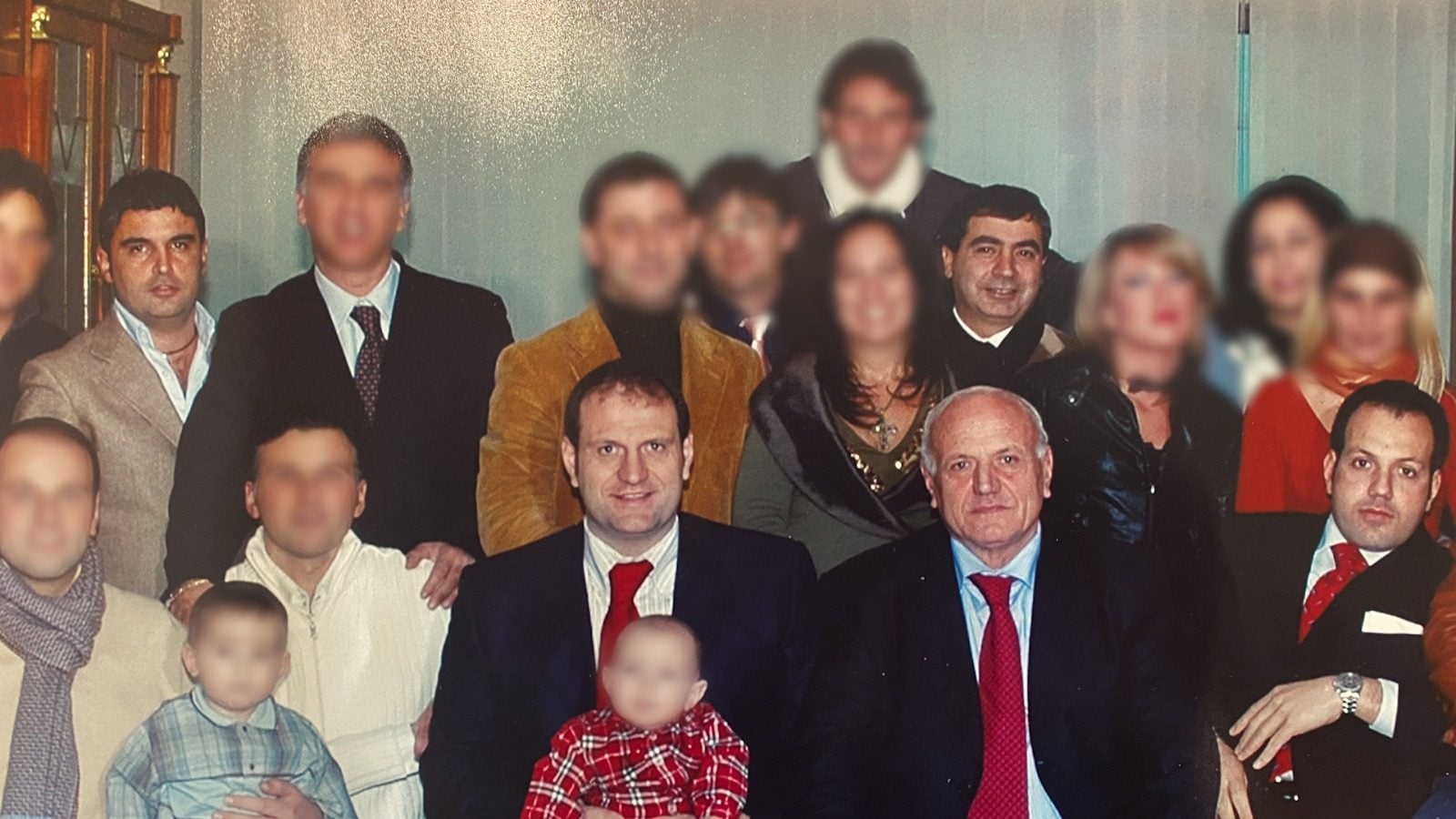 La foto di famiglia del clan Simeoli dove compare Pasquale Di Fenza