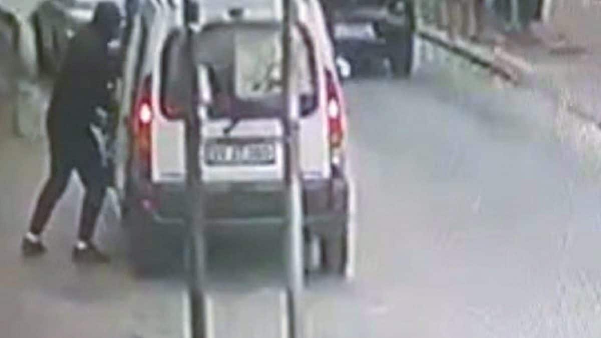 Il momento del sequestro del 15enne ripreso in un video