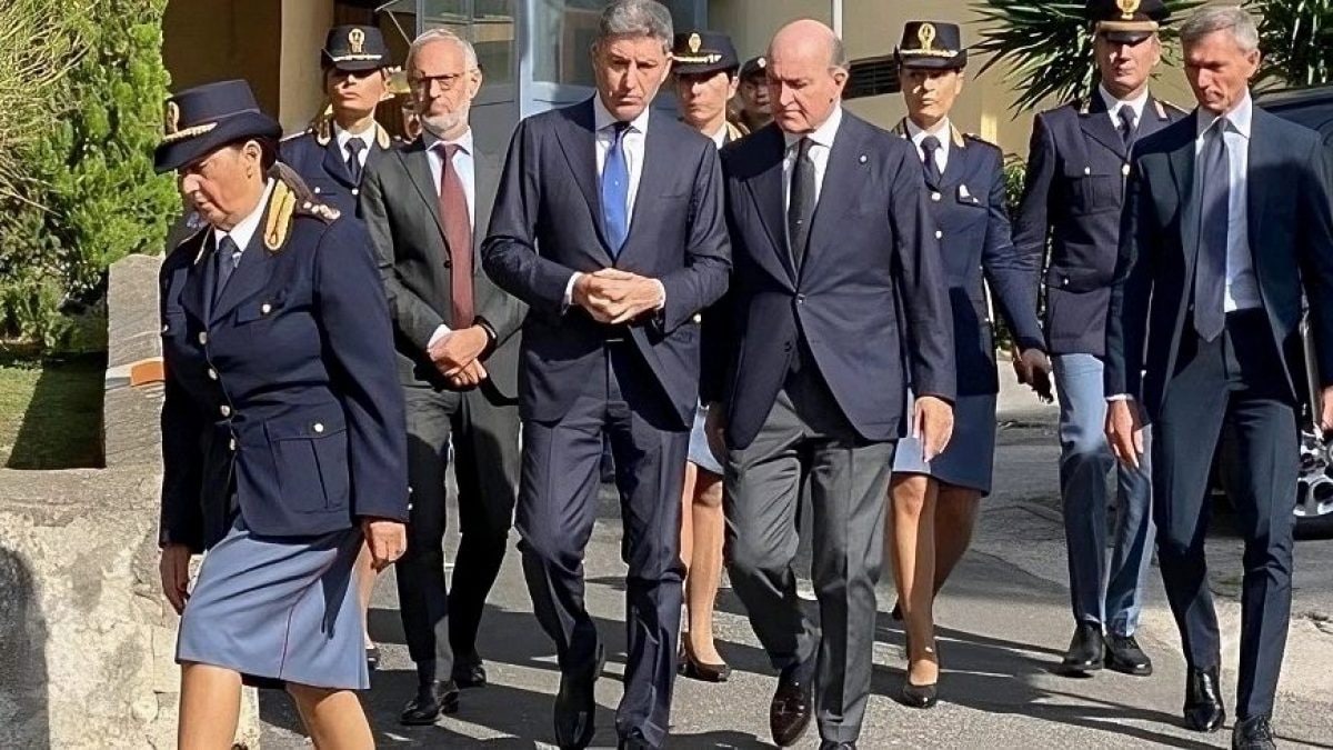 Vittorio Pisani, capo della Polizia di Stato, in visita all’agente Ciro Cozzolino in ospedale