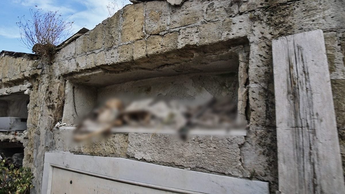 Tombe divelte e resti mortali esposti al cimitero di Poggioreale.