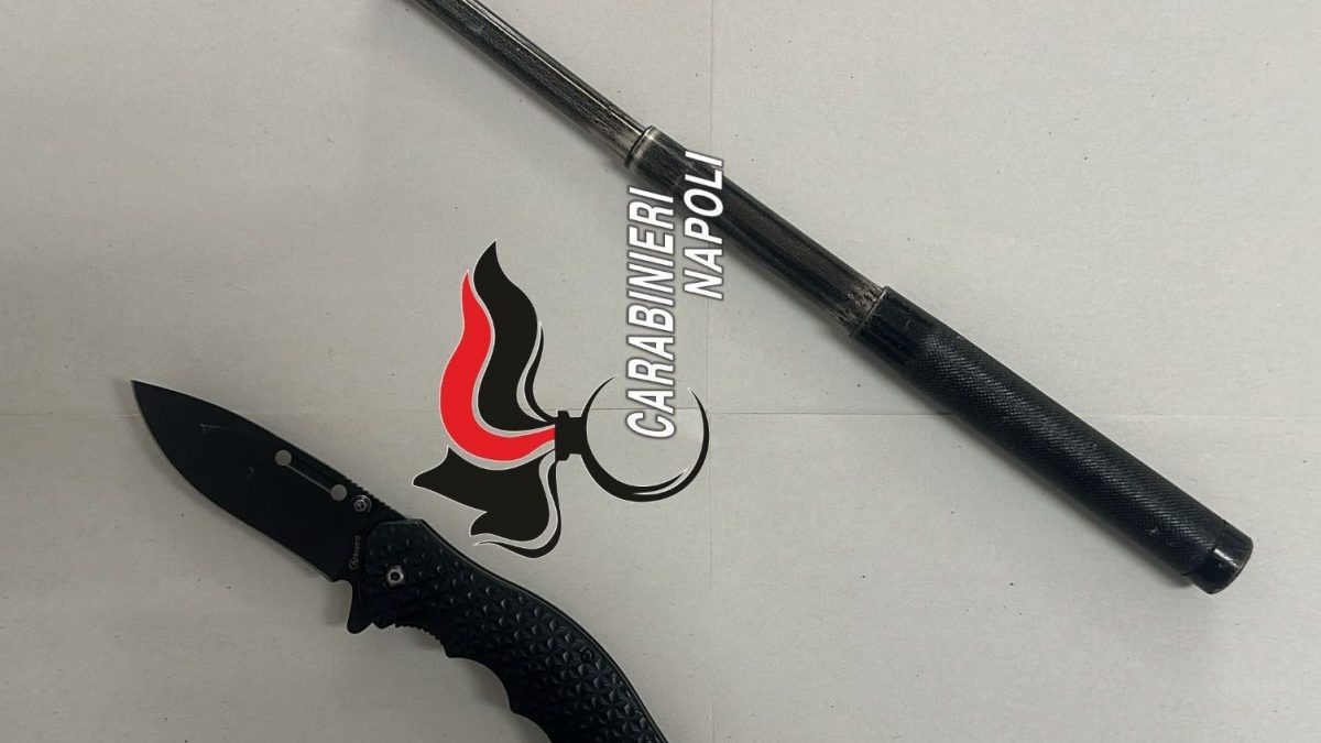 Coltello e sfollagente recuperati dai carabinieri addosso ai tre minorenni