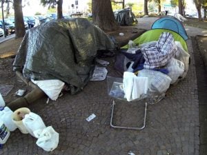 &#8220;All&#8217;Ospedale Cardarelli tendopoli, 24 panchine divelte e rifiuti&#8221;: protesta di ammalati e residenti