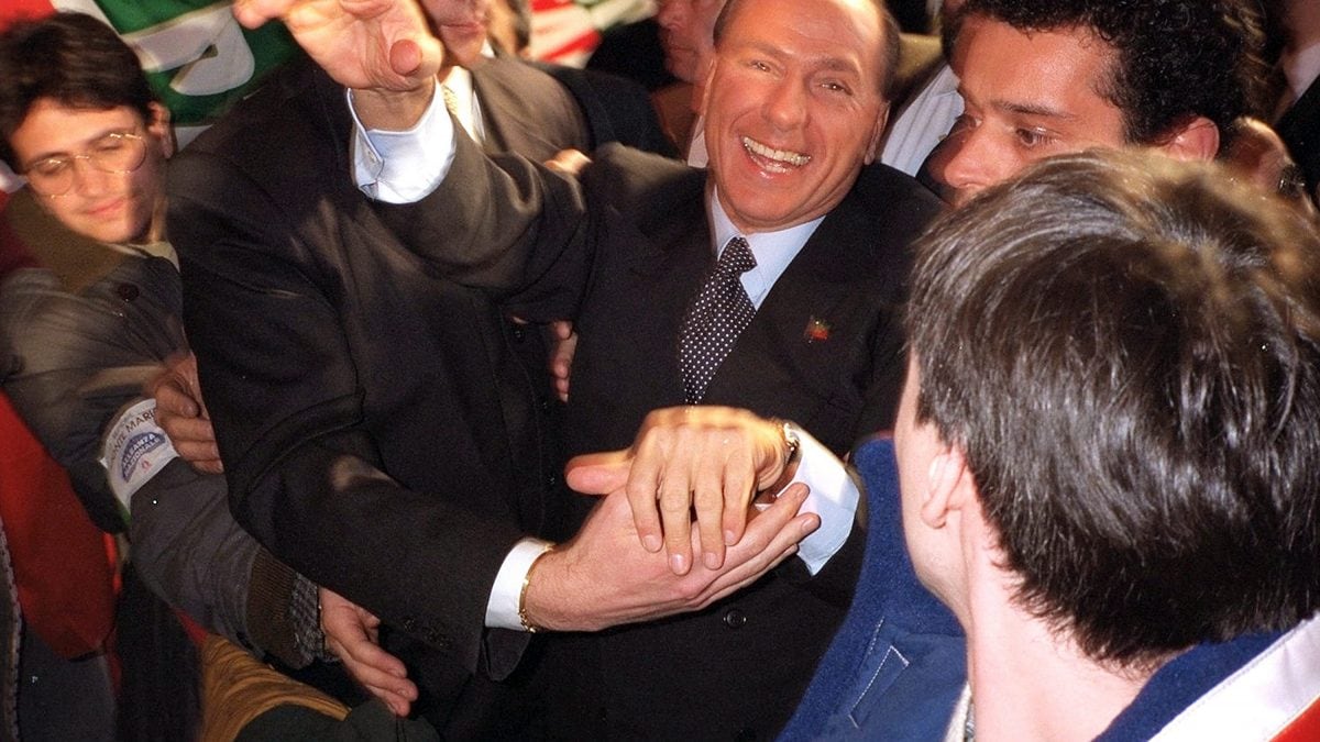 Berlusconi a Napoli nel 1993 durante una chiusura campagna elettorale