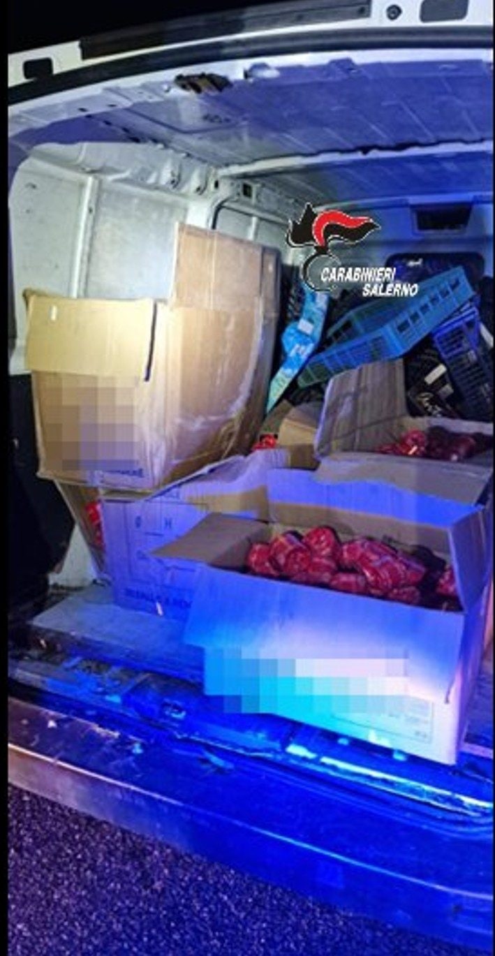 Il furgone che trasportava i botti illegali
