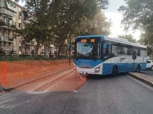Napoli, il bus resta incastrato tra lo spartitraffico e il cantiere della nuova pista ciclabile