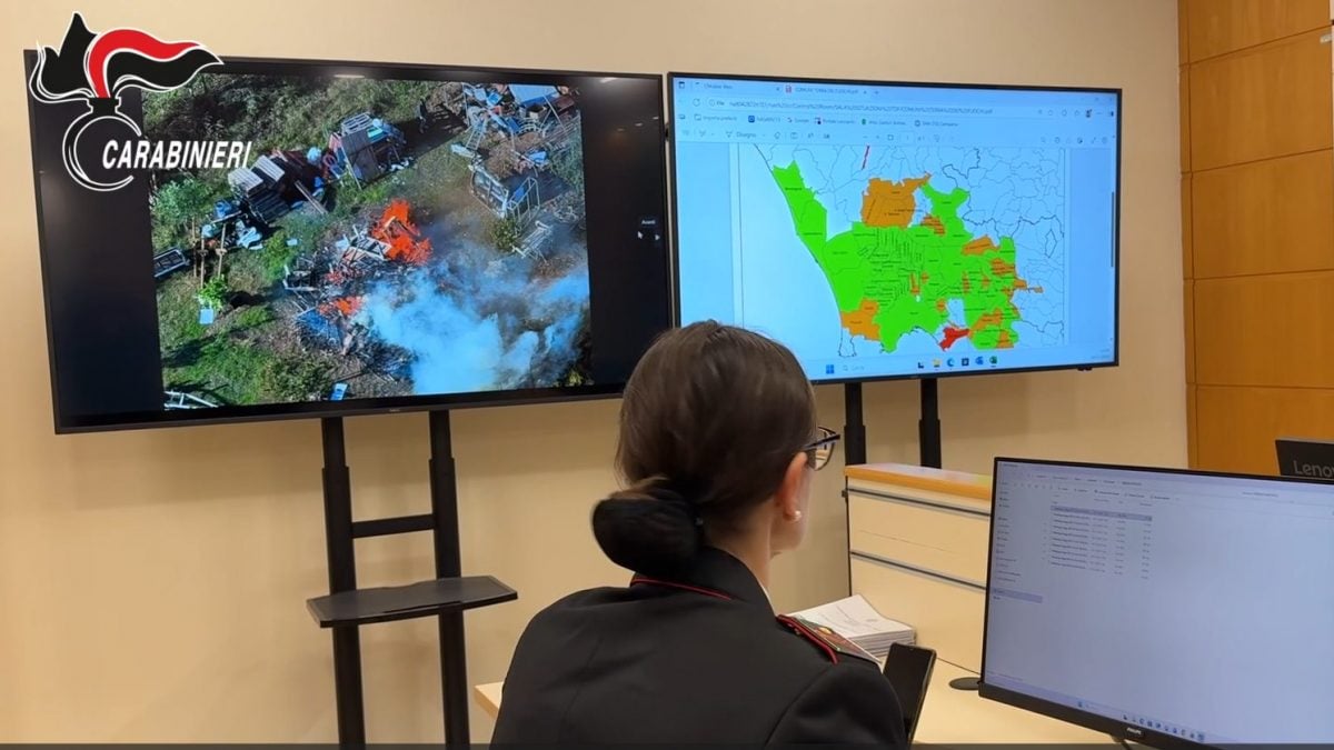 La control room dei carabinieri per il monitoraggio della Terra dei Fuochi