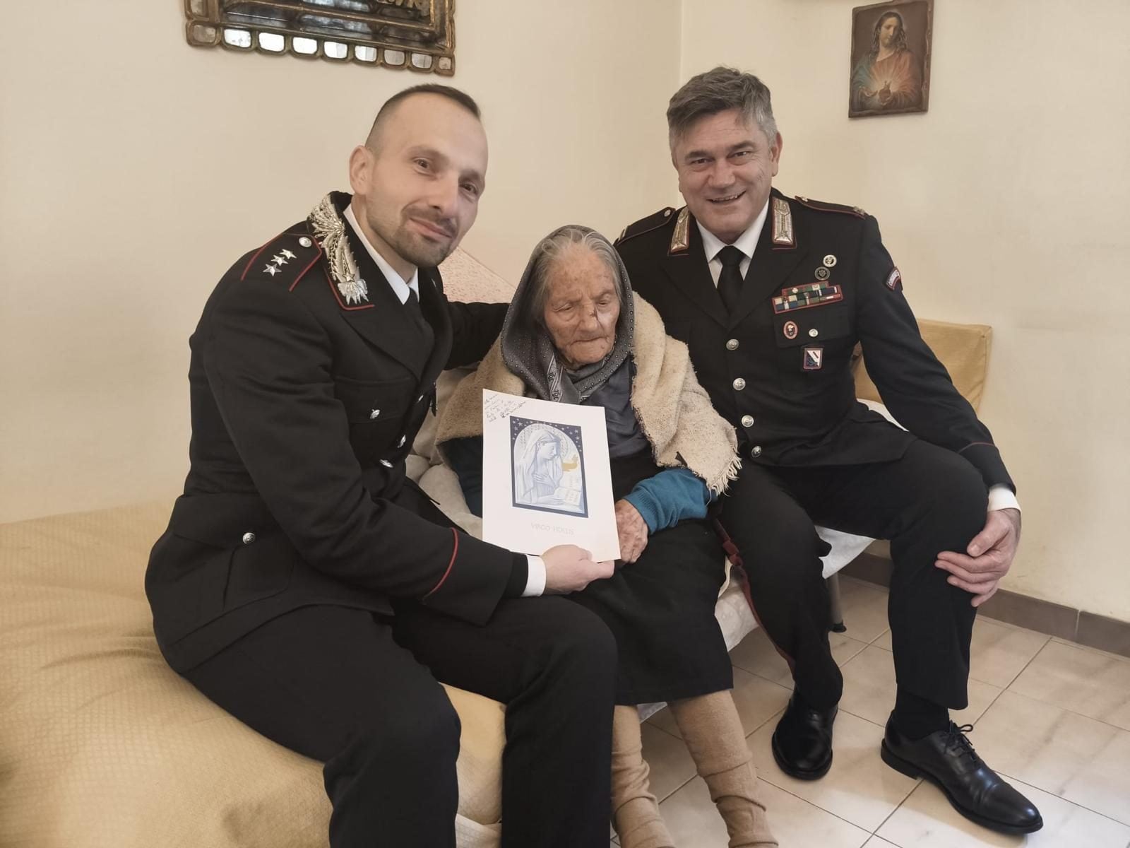 Lucia Laura Sangenito, "Nonna Laurina", coi carabinieri di Mirabella Eclano (Avellino)