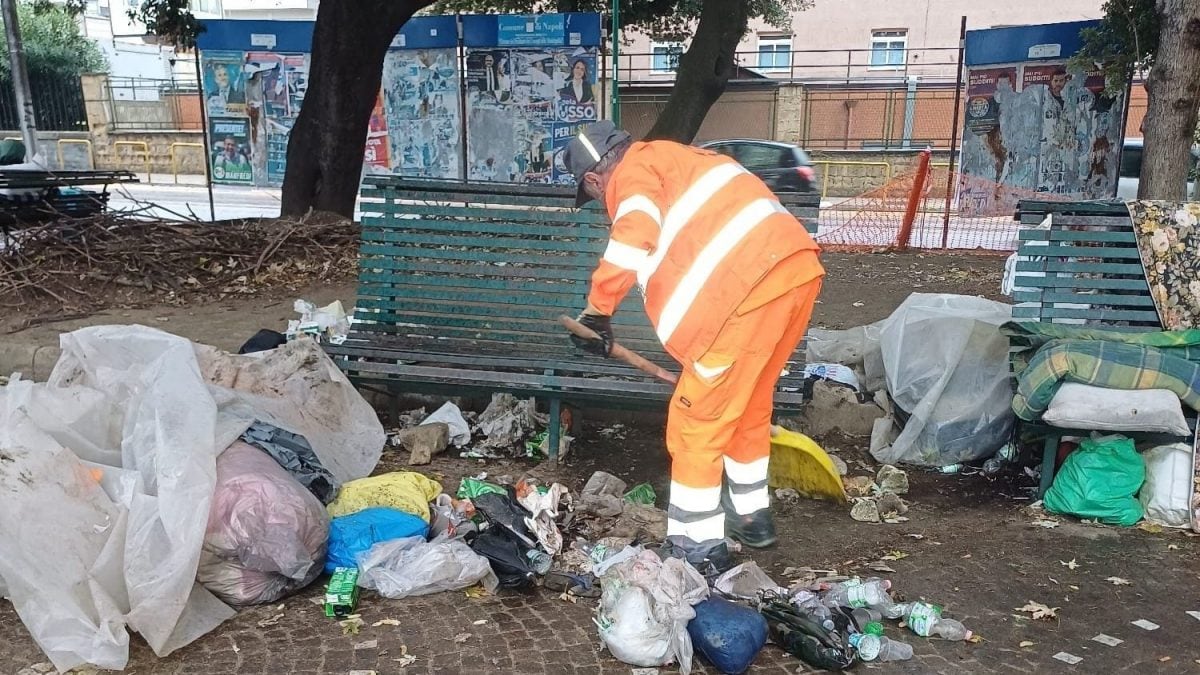L’intervento del Comune ai giardini antistanti l’Ospedale Cardarelli
