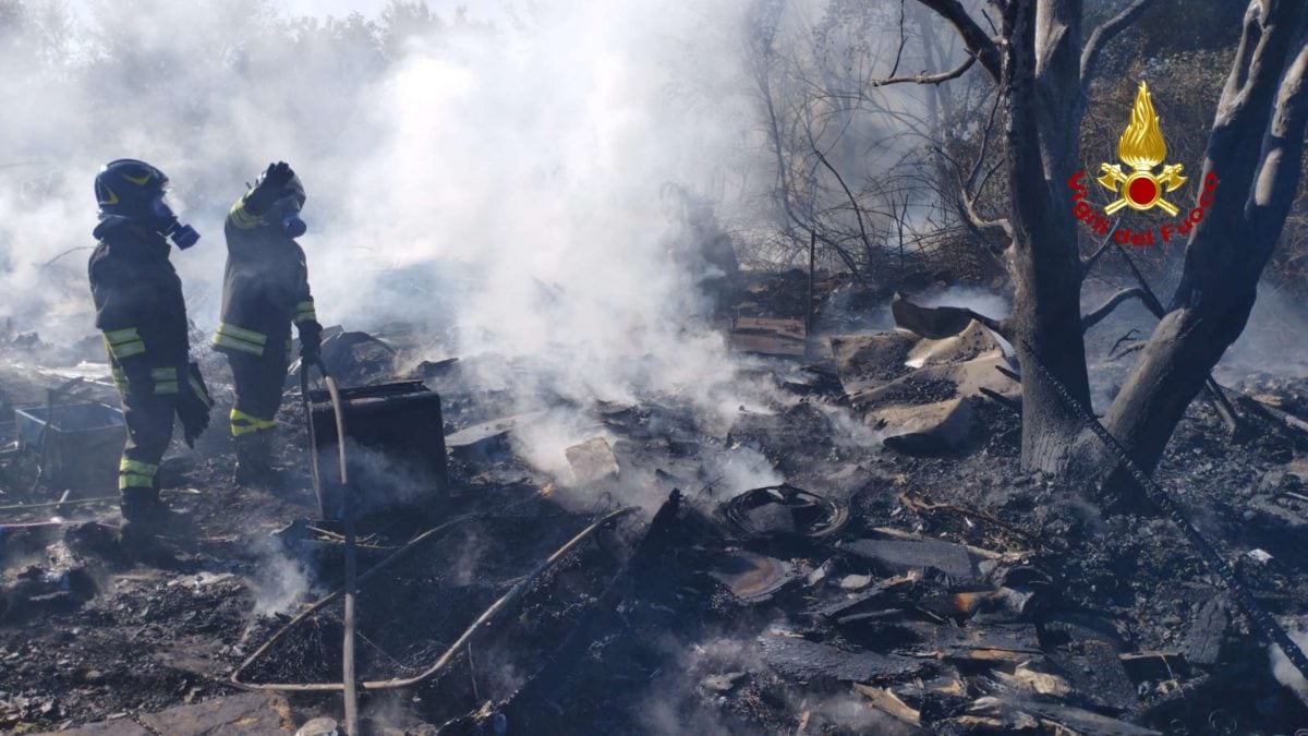 Il rogo nel campo rom di Francolise (Caserta)