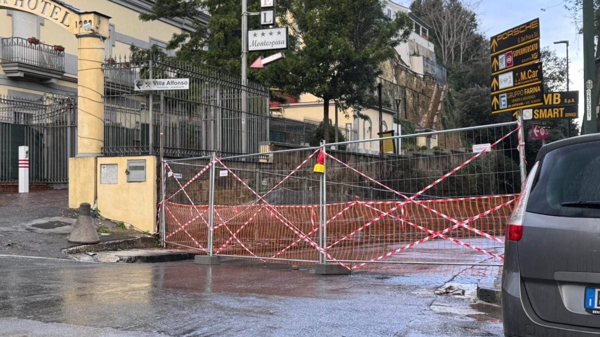 L’interruzione stradale in via Agnano agli Astroni, la strada che costeggia le Terme