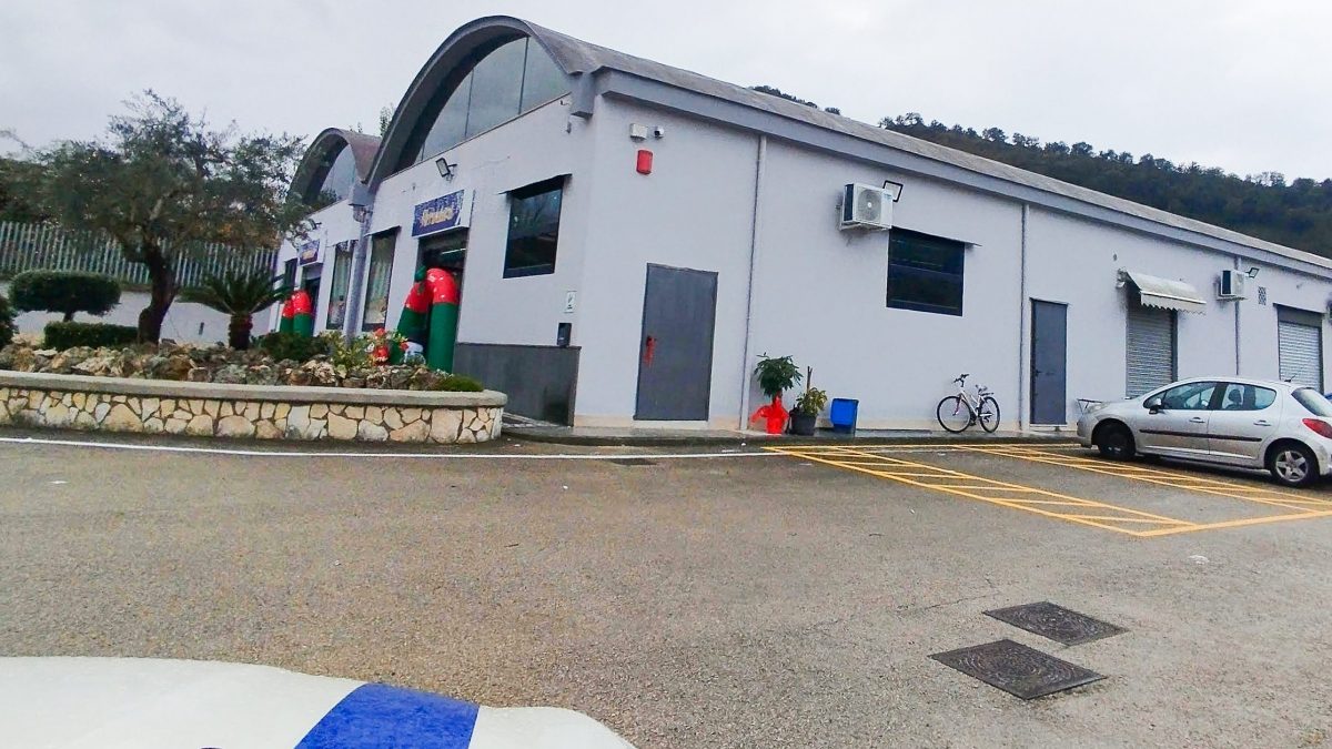 Il megastore abusivo scoperto a Pozzuoli