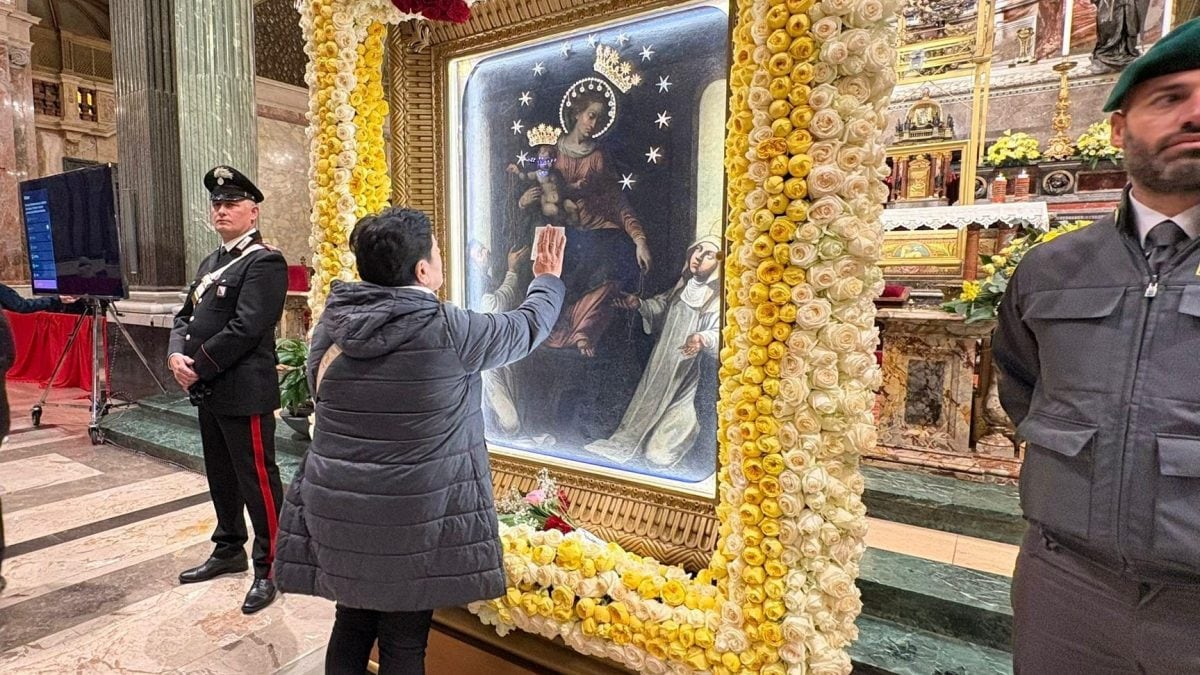La "carezza" alla Tela Sacra della Madonna del Rosario a Pompei