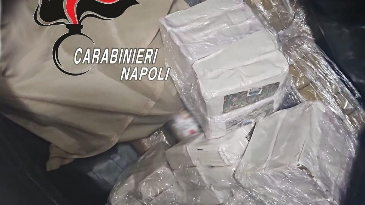 La droga sequestrata dai carabinieri a Secondigliano