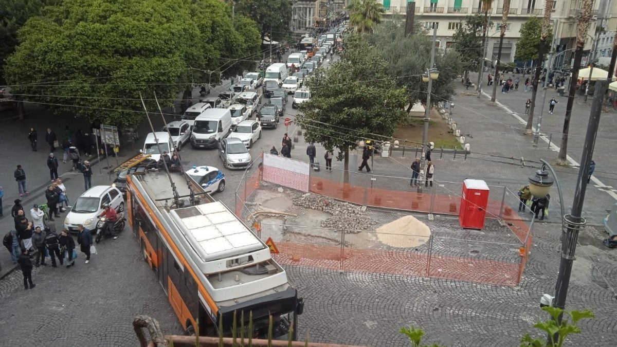 Filobus bloccato a piazza Carità / Fanpage.it