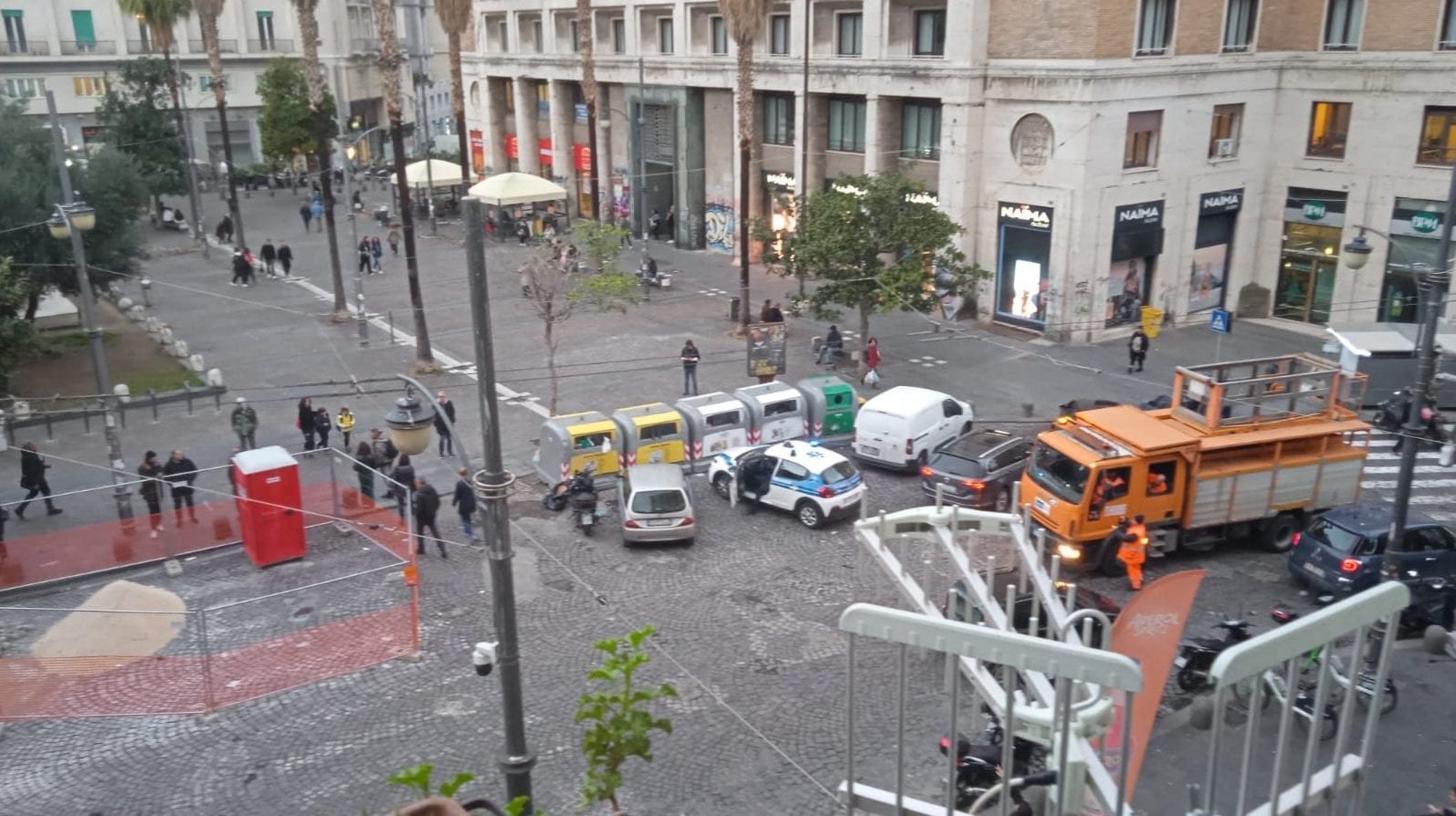 Filobus bloccato a piazza Carità / Fanpage.it