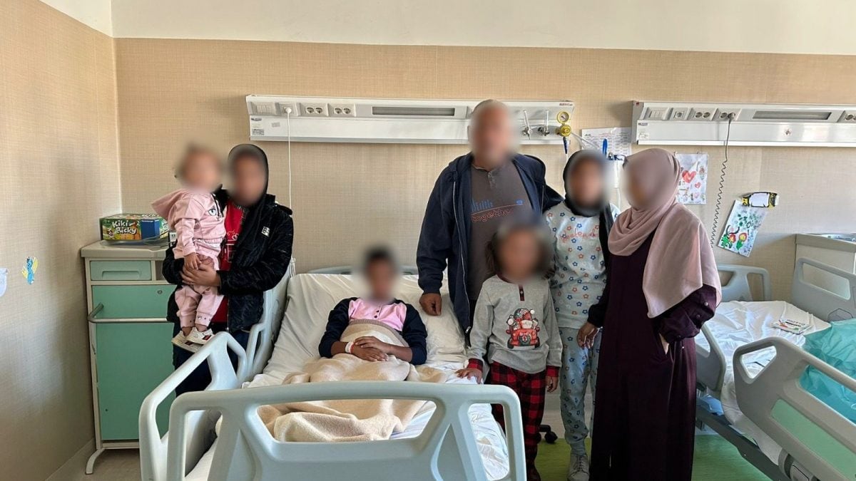 Il 12enne Abdallah assieme a padre, madre e sorelle al Santobono di Napoli