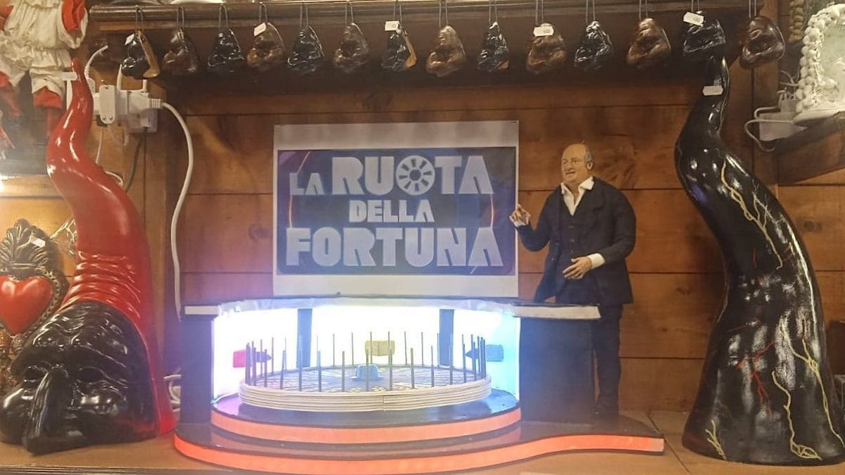 La statuina di Gerry Scotti e la Ruota della Fortuna del maestro Monticelli a San Gregorio Armeno