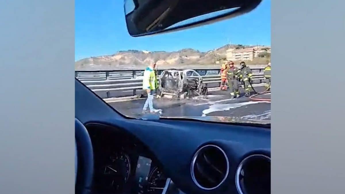 L’auto andata a fuoco questa mattina sulla Tangenziale di Napoli