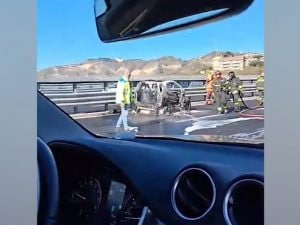 Auto prende fuoco mentre percorre la Tangenziale di Napoli: paura tra Vomero e Capodimonte