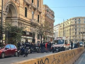 Incidente a piazza Borsa a Napoli, ferito poliziotto: trasportato al Cto