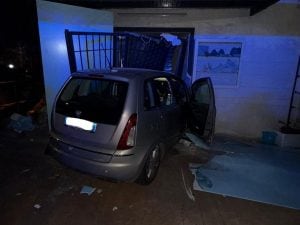 Perde il controllo dell&#8217;auto e si schianta in un negozio a Pompei: ferito un uomo