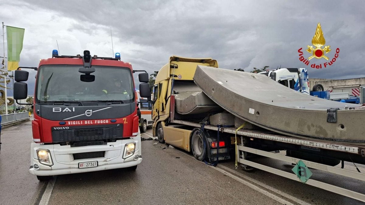 Il tir coinvolto nell’incidente a Marcianise