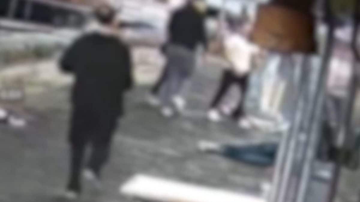 Un frame delle telecamere che mostra l’aggressione al giovane sordomuto a Ischia