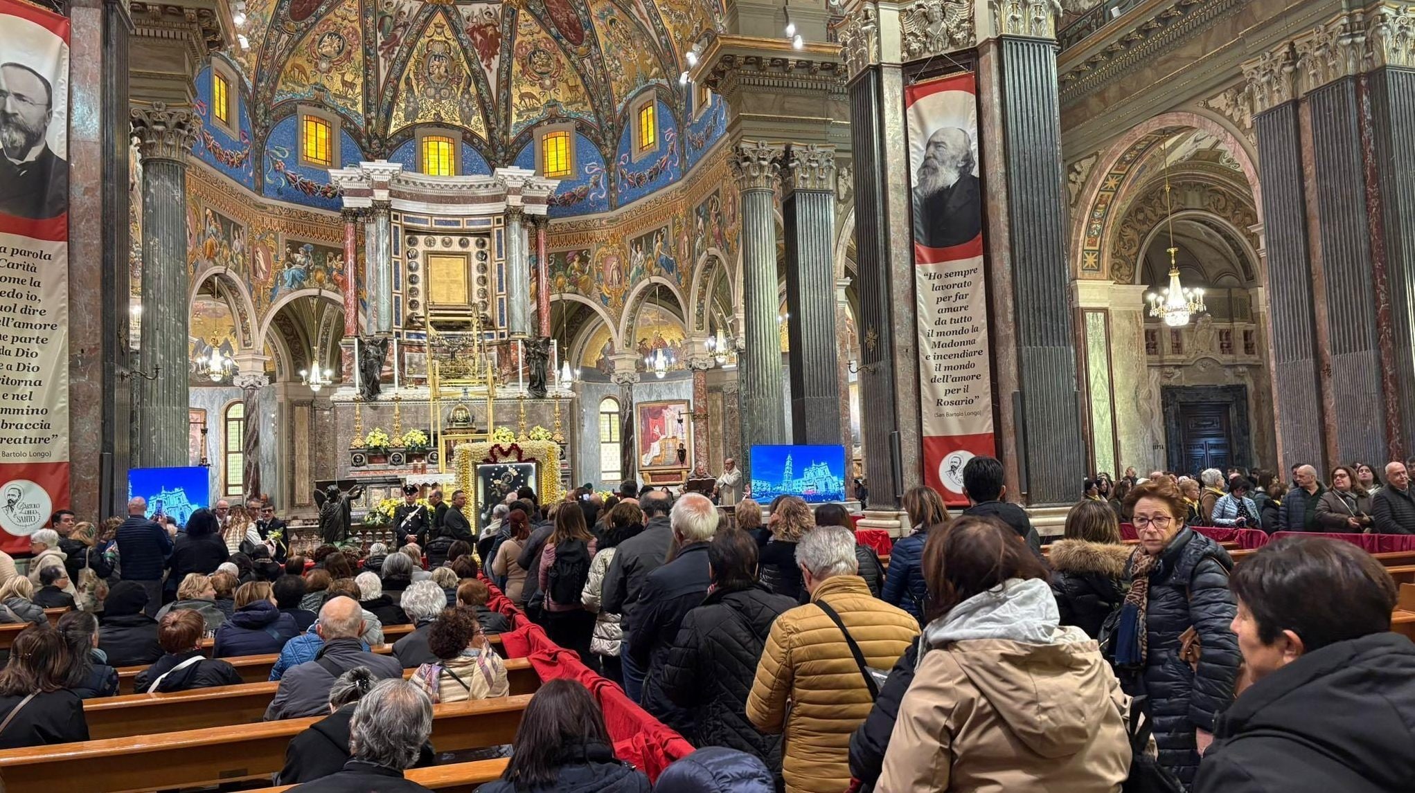 Migliaia di pellegrini in fila per la Supplica