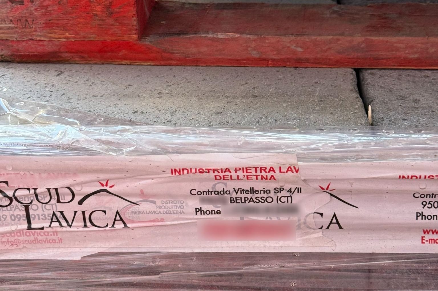 La pietra dell’Etna usata per ripavimentare il Lungomare di Napoli/ Foto Fanpage.it